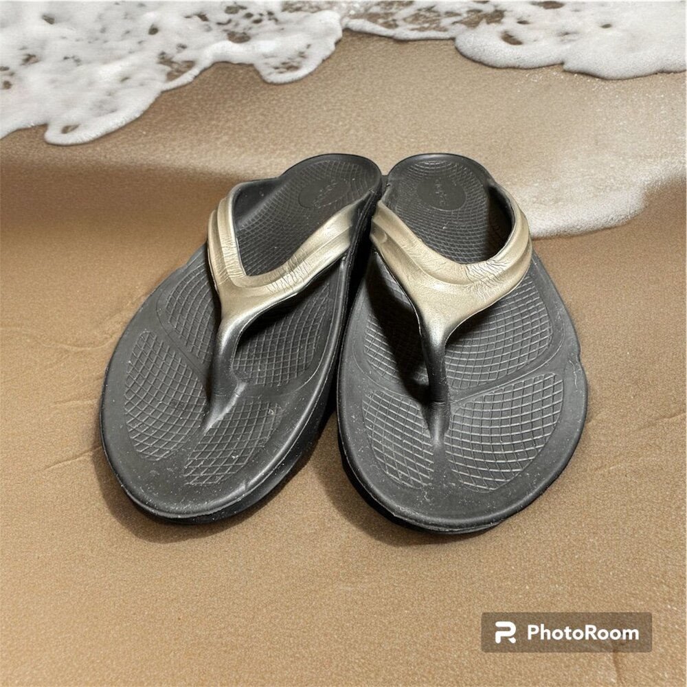 OOfos W9 silver sandal slipper